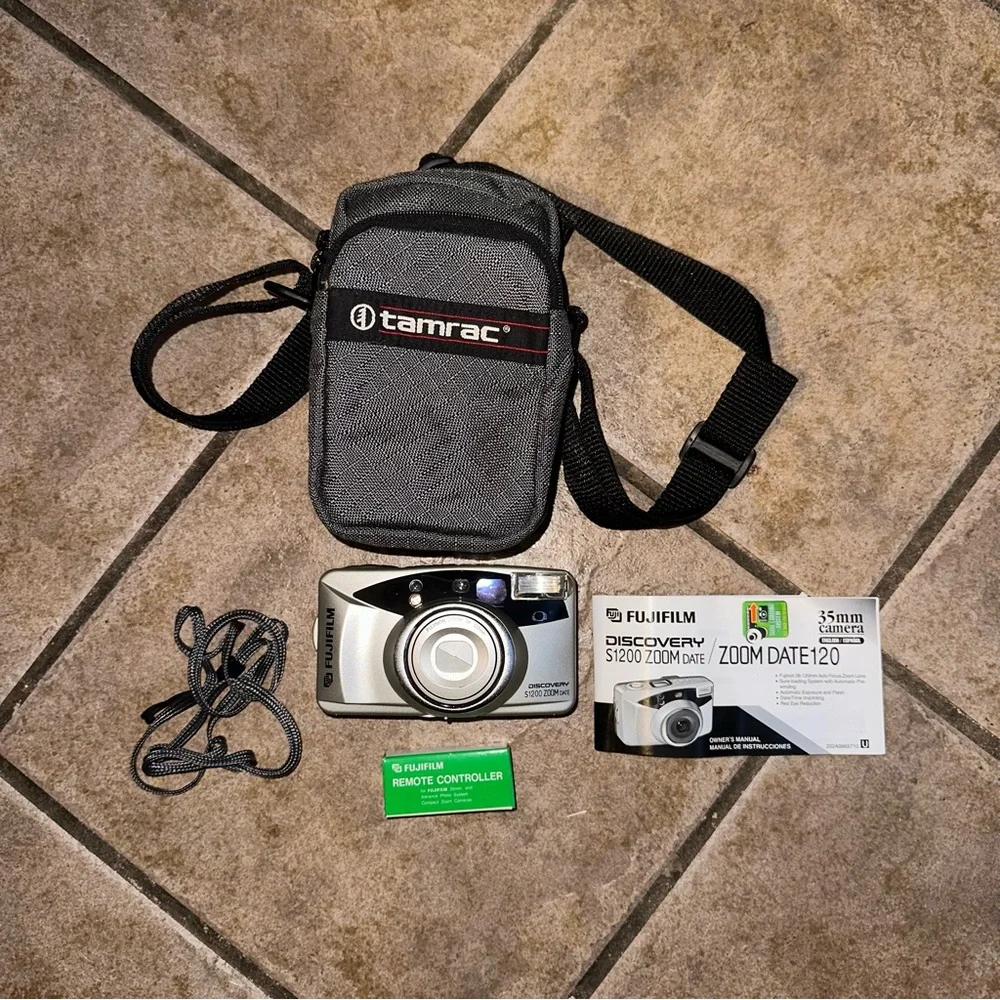 Fujifilm S1200 Discovery Zoom Date 120 35mm Point Shoot, Brand New Remote, Case